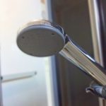 シャワーの水漏れを修理する